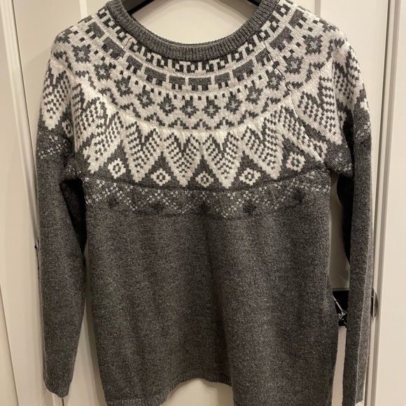Ladies patterned grey and white sweater. Size L. Washed but never worn. - Picture 2 of 9